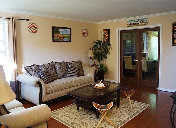 Living room w/ hardwood flooring