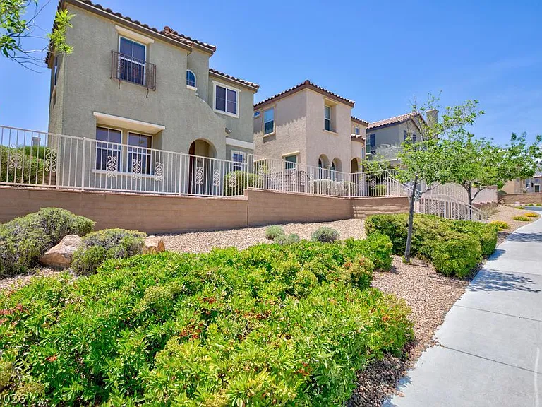 944 Douglas Flat Pl — Photo 3
