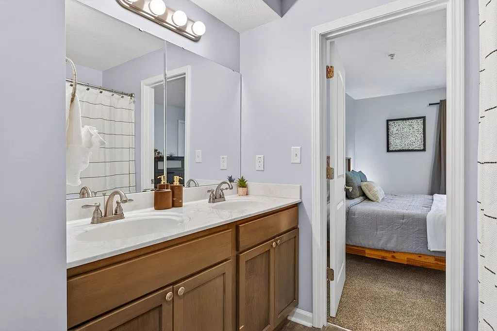 Central L: Furnished Single-Level 2-Bedroom in Downtown Columbus — Photo 3