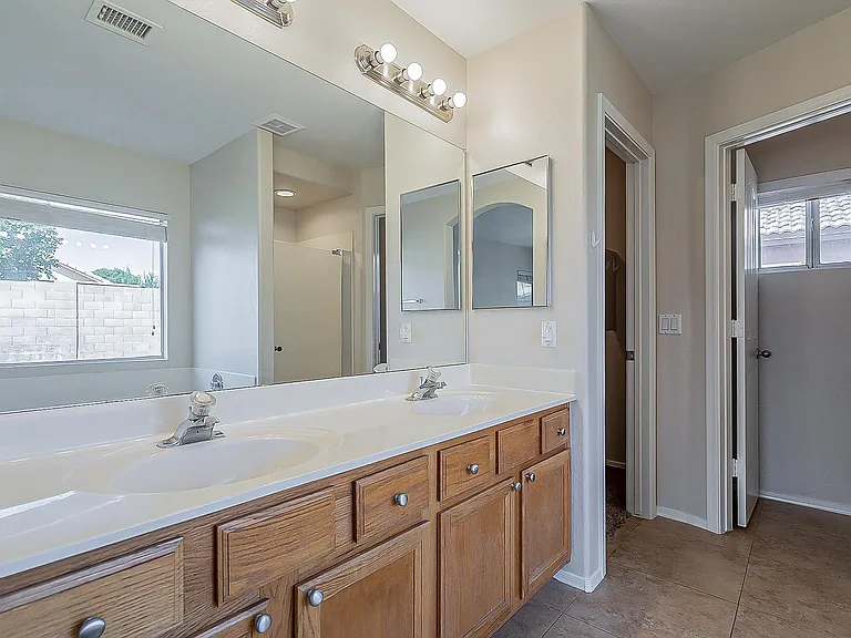718 W Baylor Ln — Photo 28