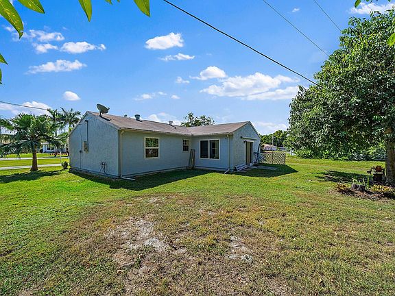 4th image of 2222 SE Rock Springs Dr