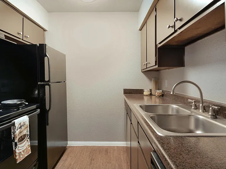 Affordable Domain units - Great move in Specials! — Photo 13