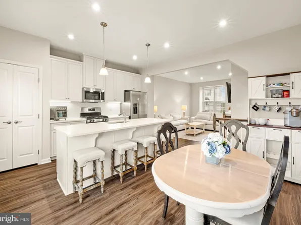 211 Dalton Dr, Swedesboro, NJ 08085