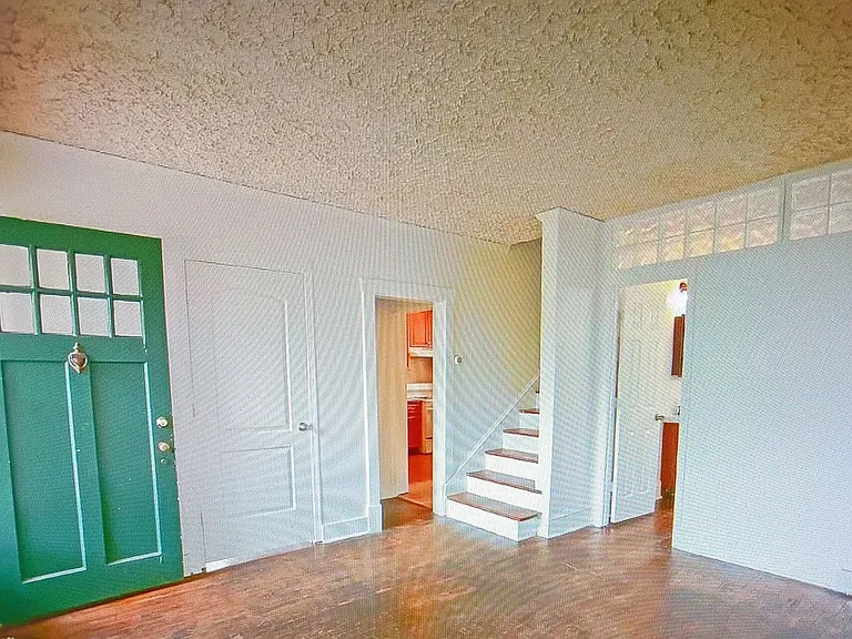 1414 Gordon Ave — Photo 2