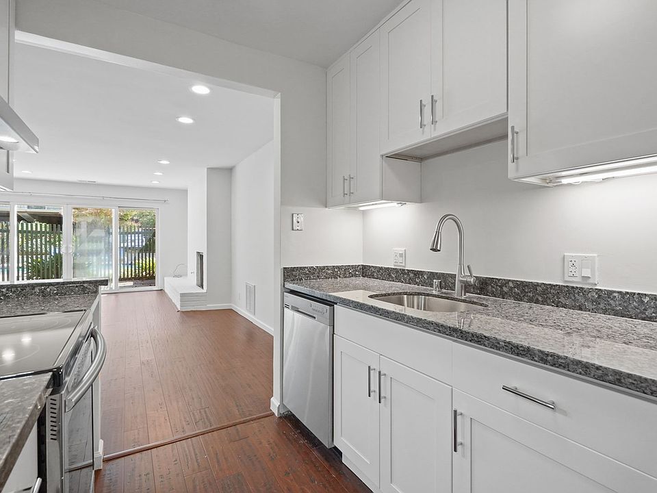 1st image of 910 Peninsula Ave