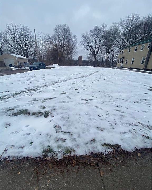 2nd image of 61 1/2 W 1st St S