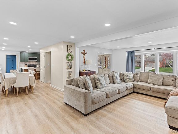 4th image of 4594 Barcroft Way