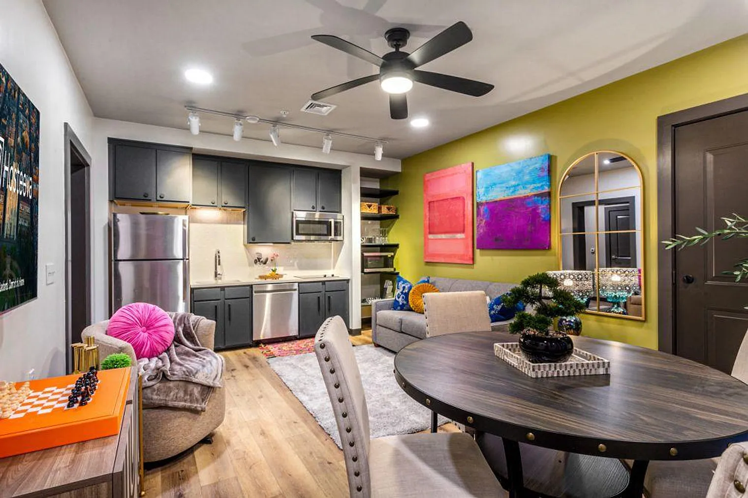 2 bed, 1.0 bath, 904 sqft, $6,480 — Photo 2