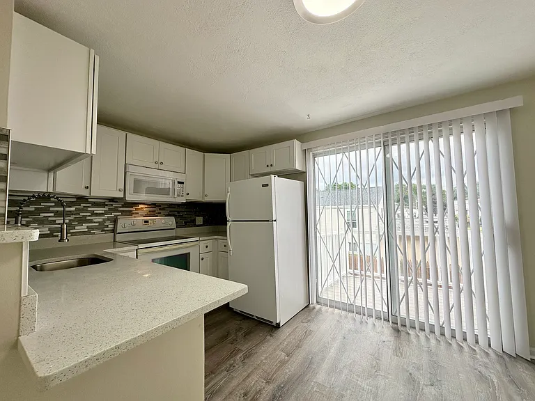 300 Smithfield Rd #Townhouse 10 — Photo 9