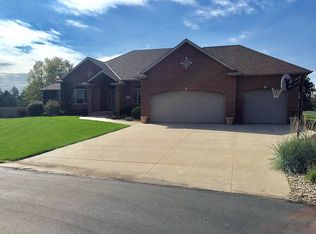 415 Baldwin Ct, Grand Island, NE 68803