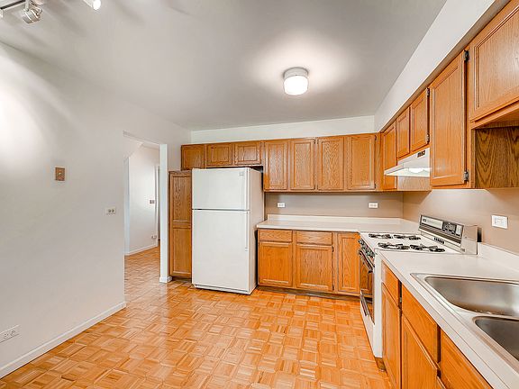 5th image of 877 N Hamilton Ct