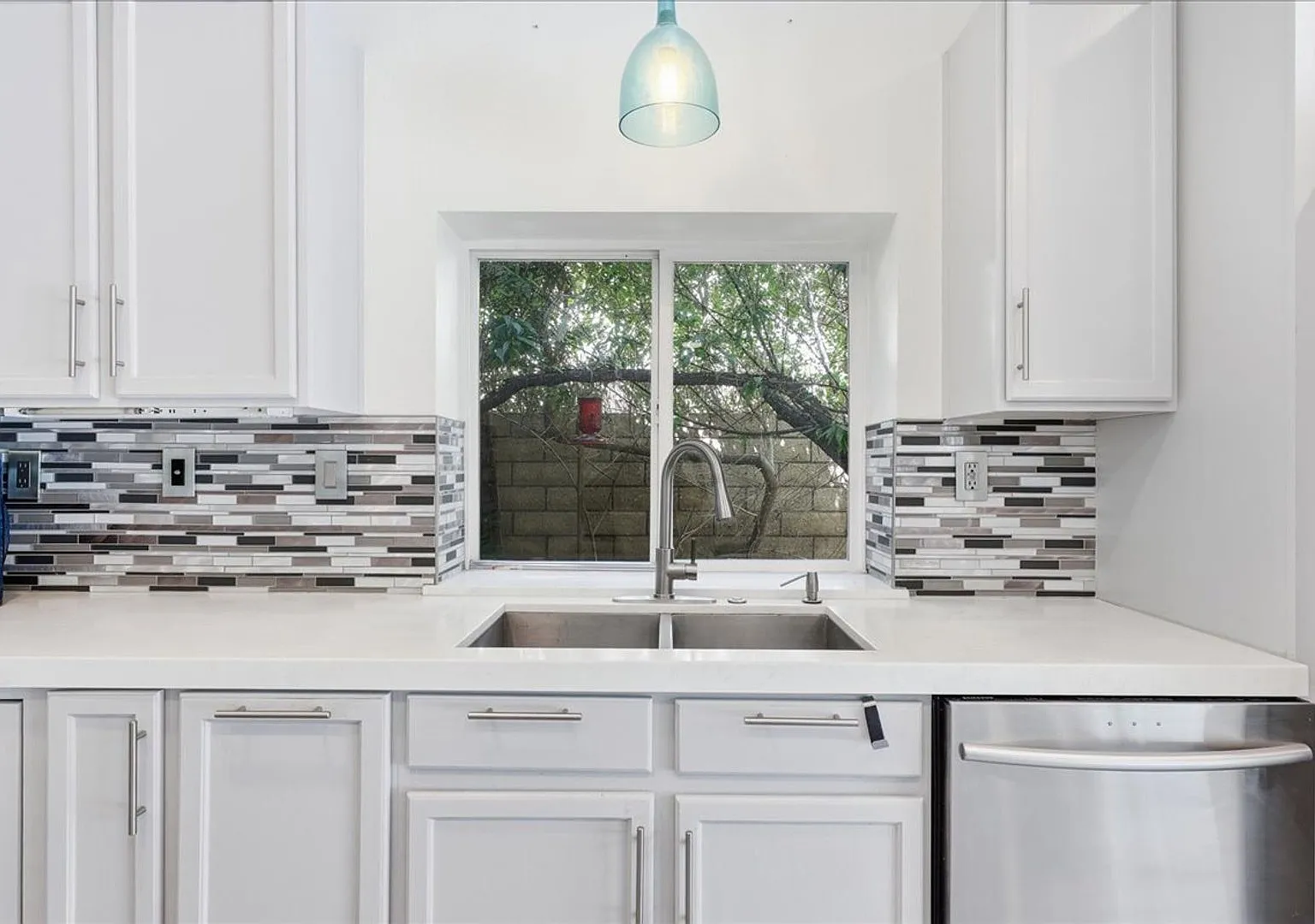 3 Bed / 2 Bath with Spa and Pool! — Photo 3