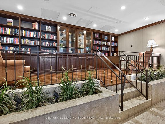 4th image of 33 Weldrick Rd E #1011