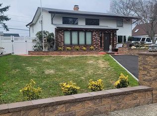 42 Snowberry Ln, Islandia, NY 11749