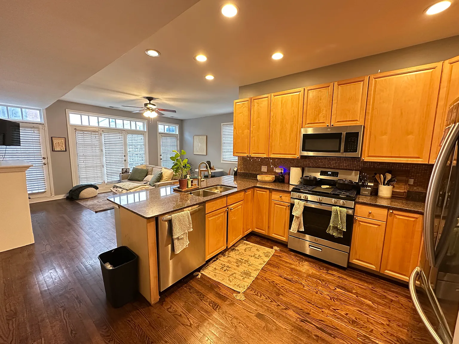 2 bed, 1300 sqft, $2,500 — Photo 1