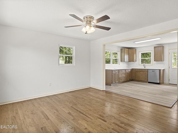 4th image of 508 E Oldham Ave