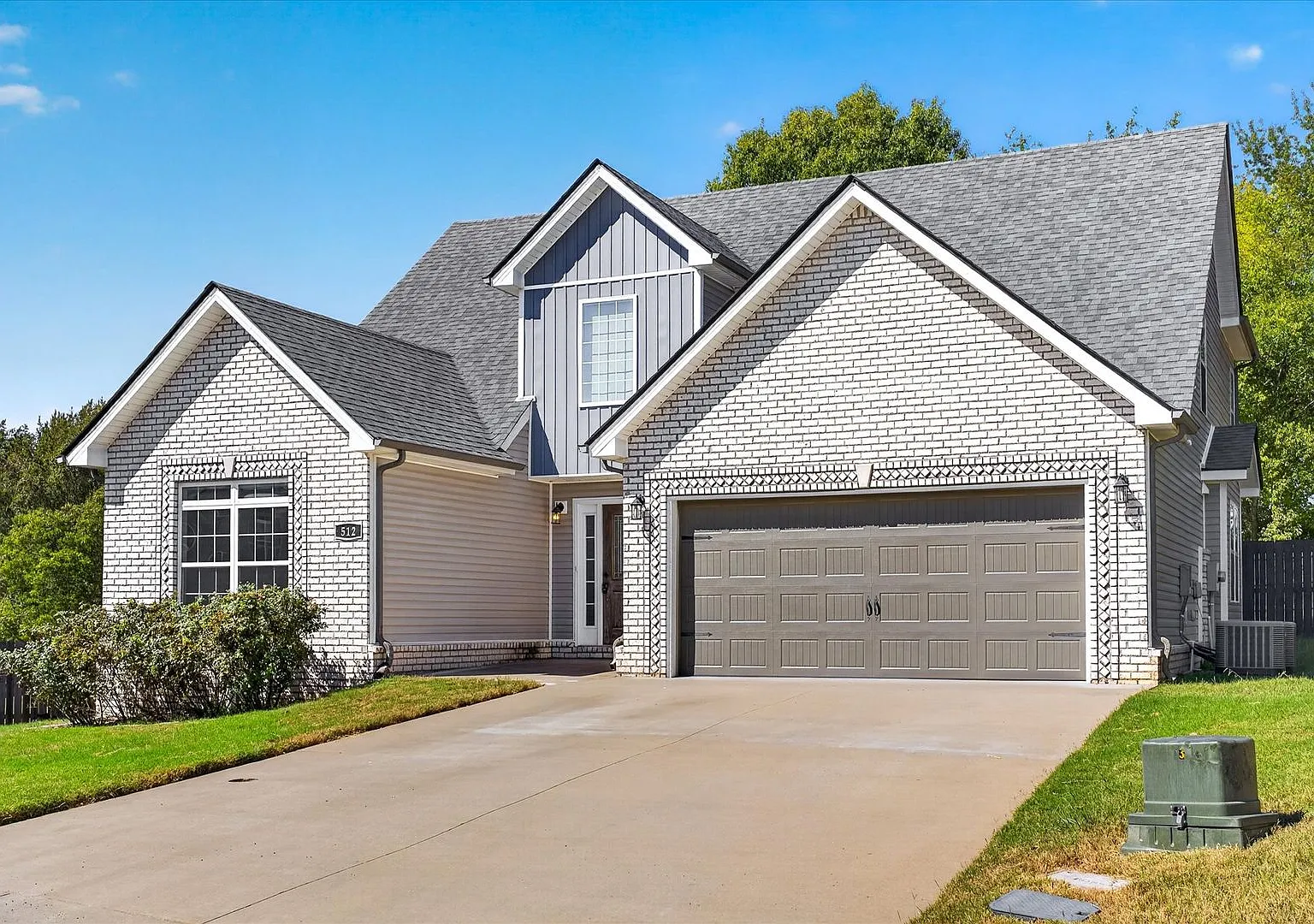 Beautiful 4 Bedroom House in Rossview - Positioned in a culd-e-sac! — Photo 2
