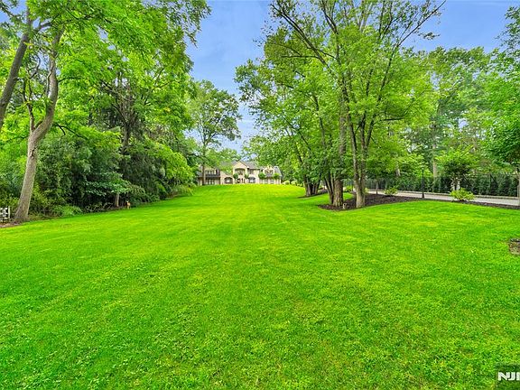 3rd image of 312 Old Tappan Rd
