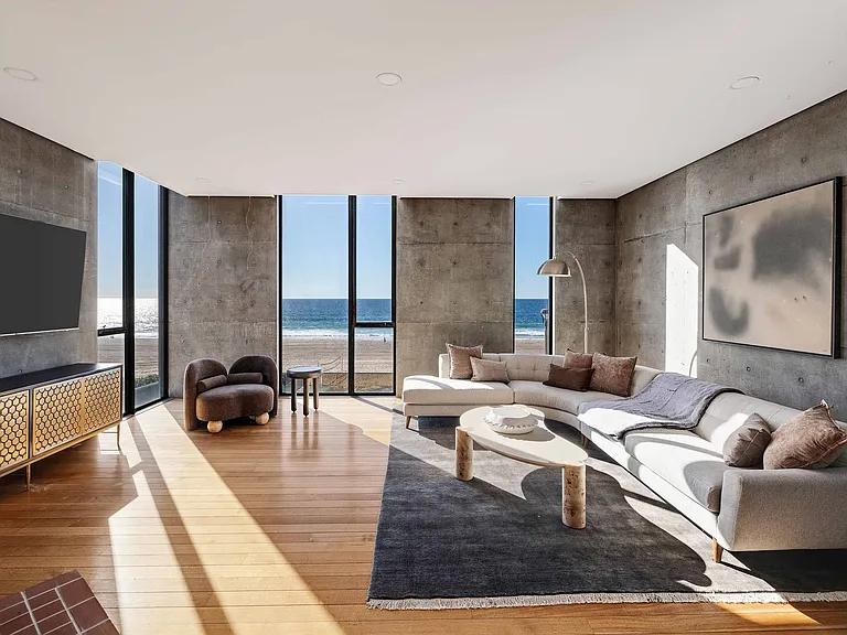 1812 The Strand — Photo 9