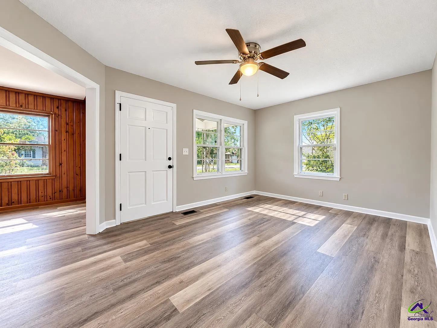 3 bed, 1.0 bath, 1044 sqft, $1,250 — Photo 4