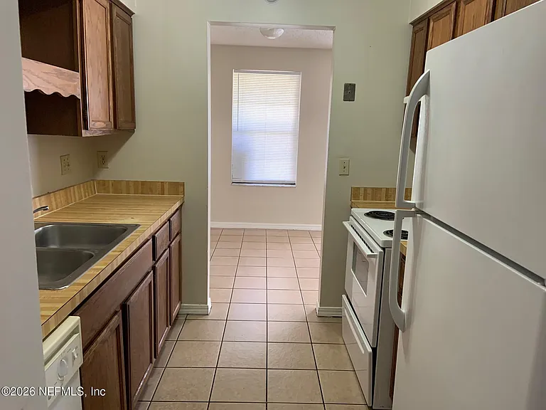453 Bentwood Ln #B — Photo 7