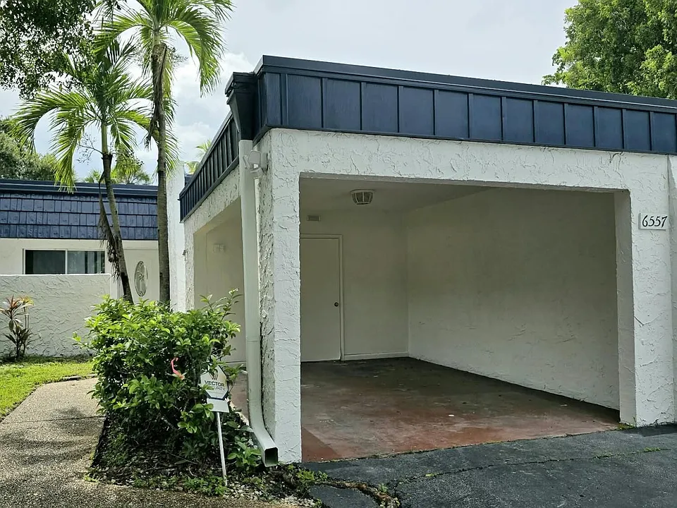 6557 NW 99th Ave