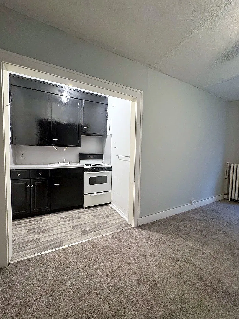 Cozy Studio Retreat in Toledo Affordable Comfort at 700 Spencer St — Photo 3