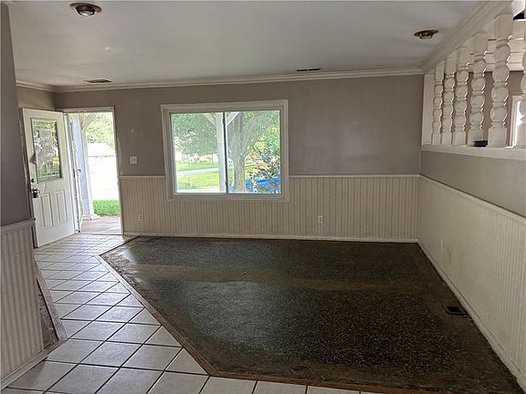 3rd image of 2305 Castle Ln