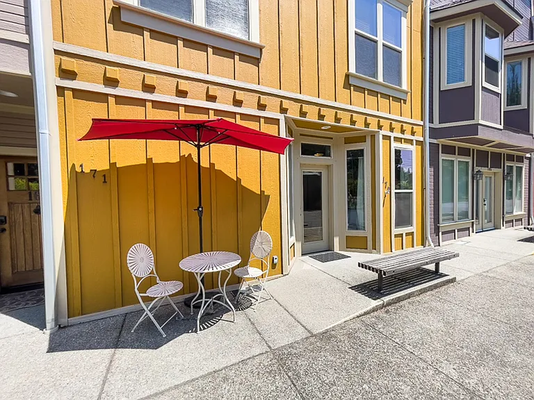 175 E E St — Photo 28