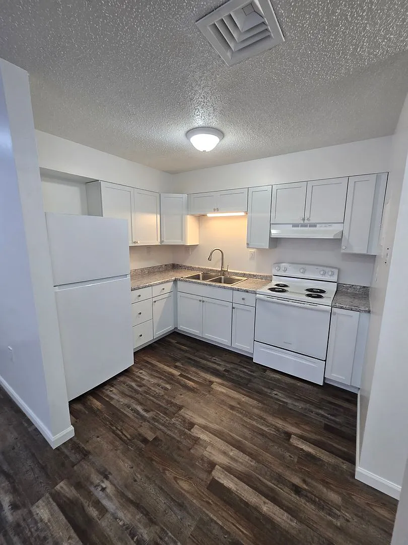 Amazing Fully Remodeled Apartment — Photo 3