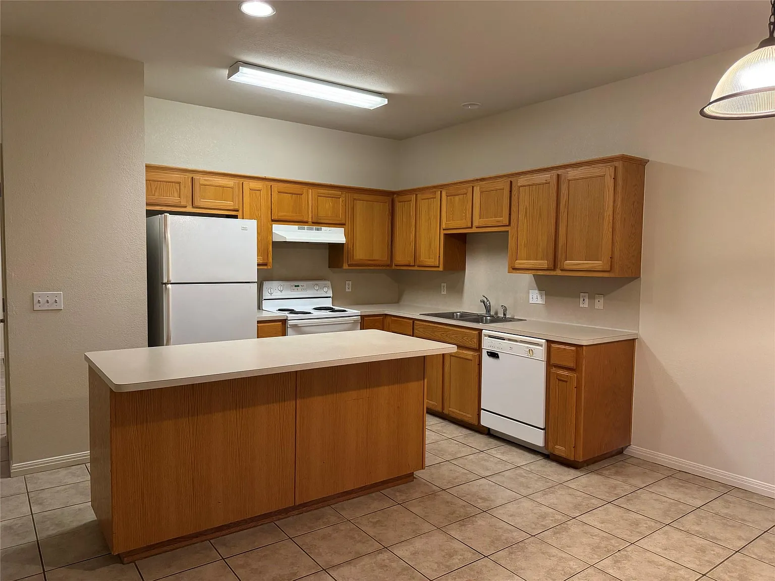 3 bed, 1.5 bath, 1320 sqft, $1,800 — Photo 4
