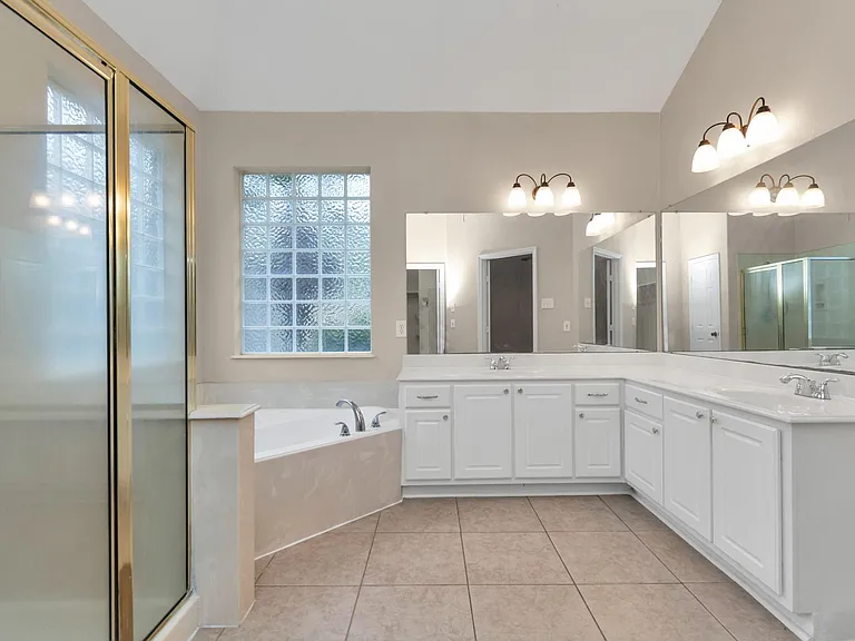 1915 Crescent Oak Dr — Photo 32