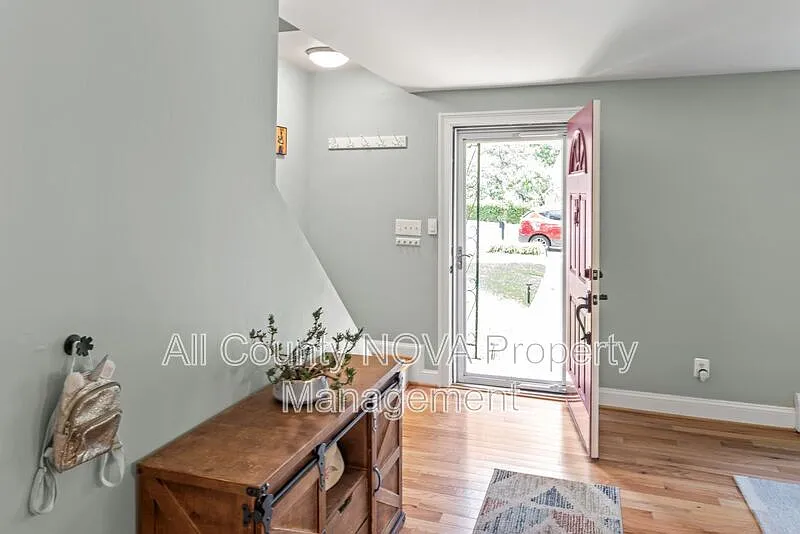 4 bed, 2.0 bath, 1983 sqft, $4,100 — Photo 3