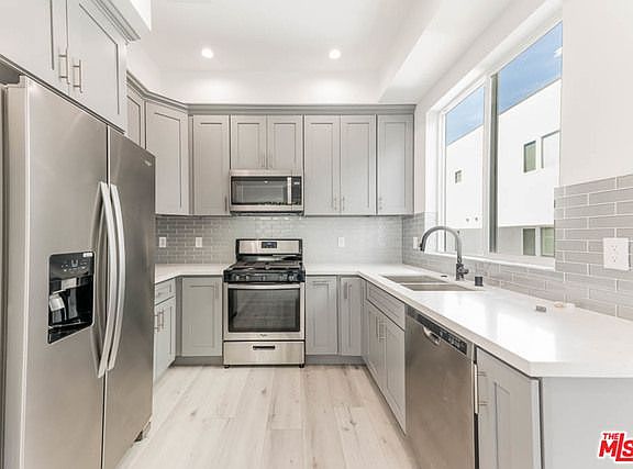 3rd image of 1238 1/2 N Beachwood Dr