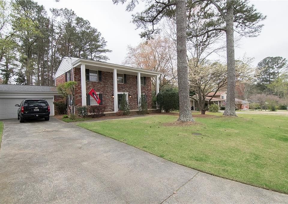 2nd image of 2704 Sunny Ln