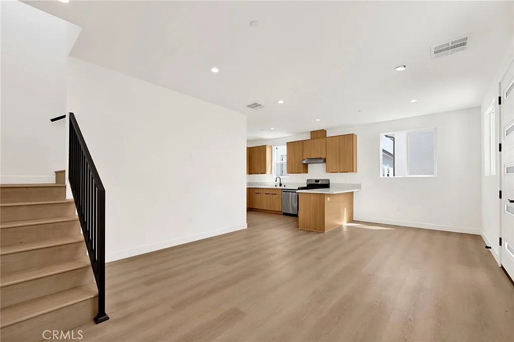 3 bed, 1225 sqft, $3,525 — Photo 2