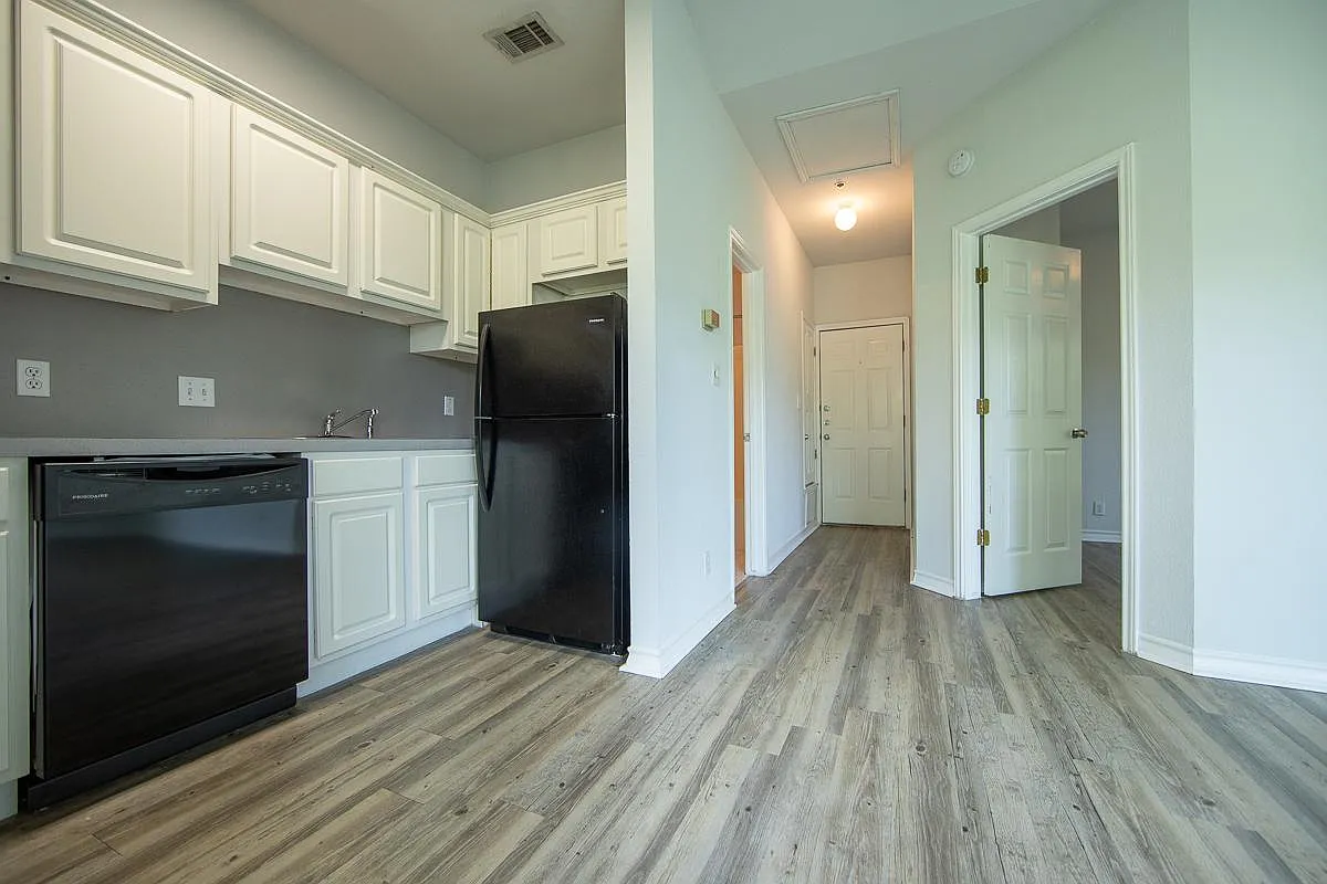 San Remo Apartments — Photo 4