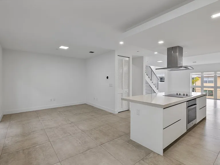 434 SW 10th St — Photo 2