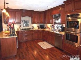 866 Beach St, Lindenhurst, NY 11757