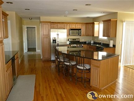 Open kitchen with island - Stainless appliances