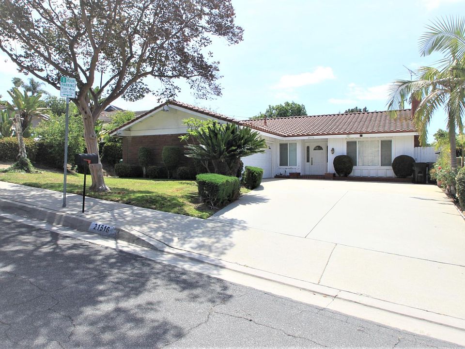 Single story, spacious driveway.