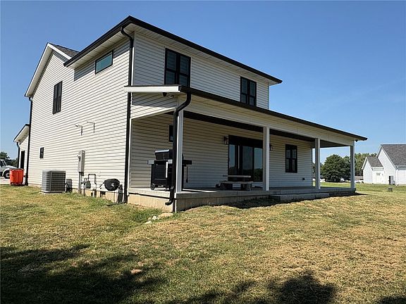 3rd image of 8 Sunrise Dr