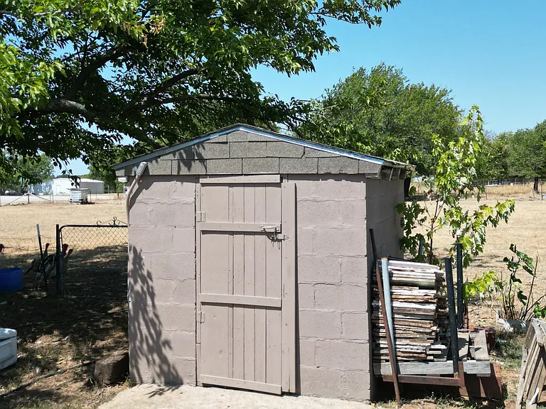 9405 E FM 174 — Photo 38