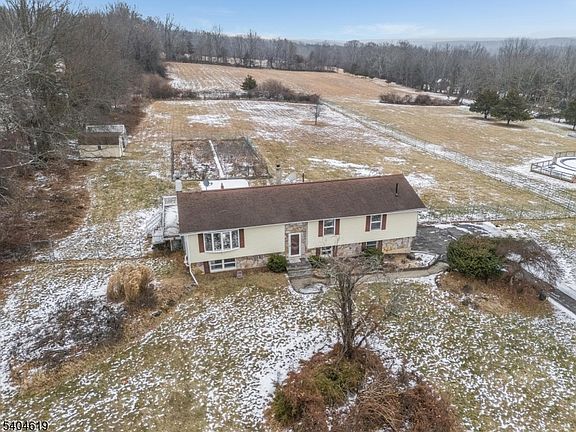 4th image of 11 Cemetery Rd