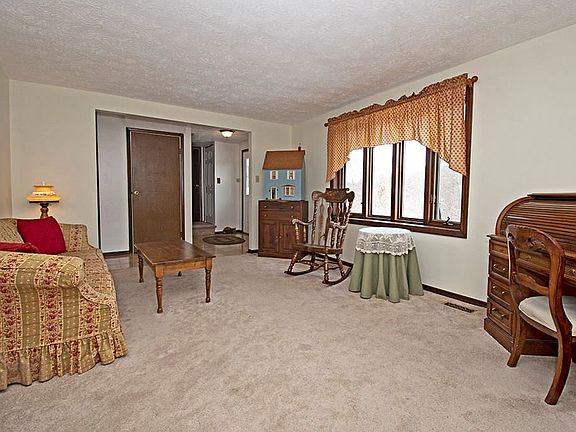 3rd image of 450 Oaklawn Dr