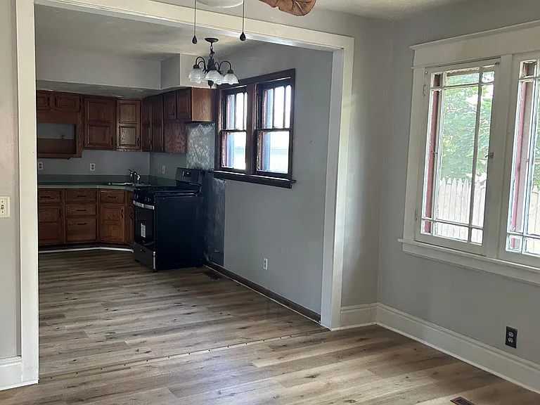 915 Clover St — Photo 8