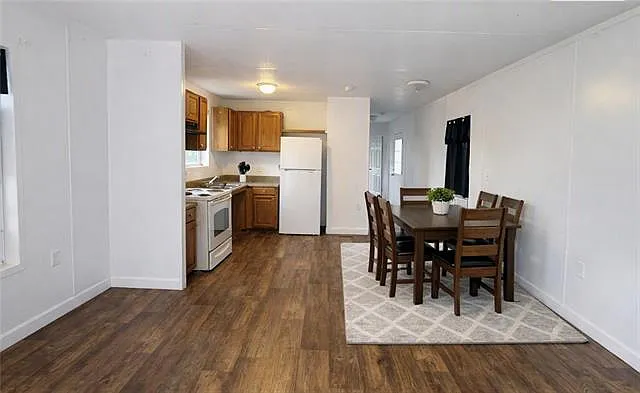 3 bed, 1.0 bath, 880 sqft, $1,100 — Photo 2
