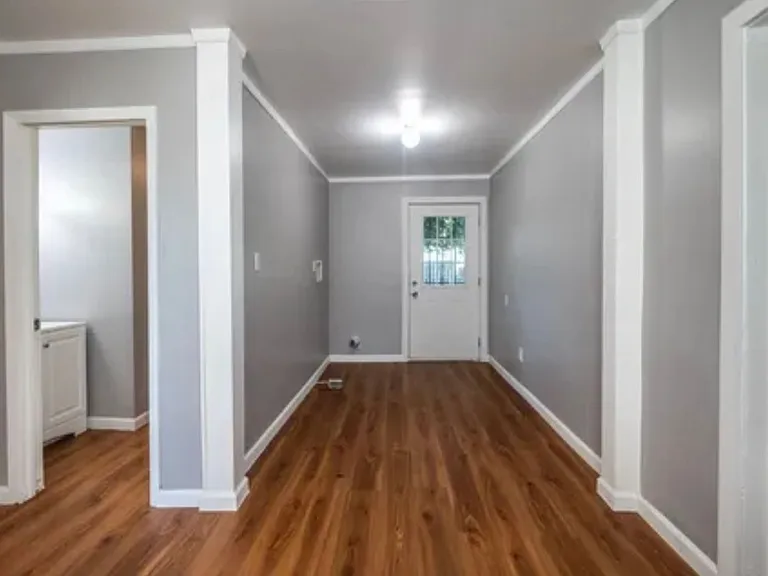 831 Avenue C — Photo 3