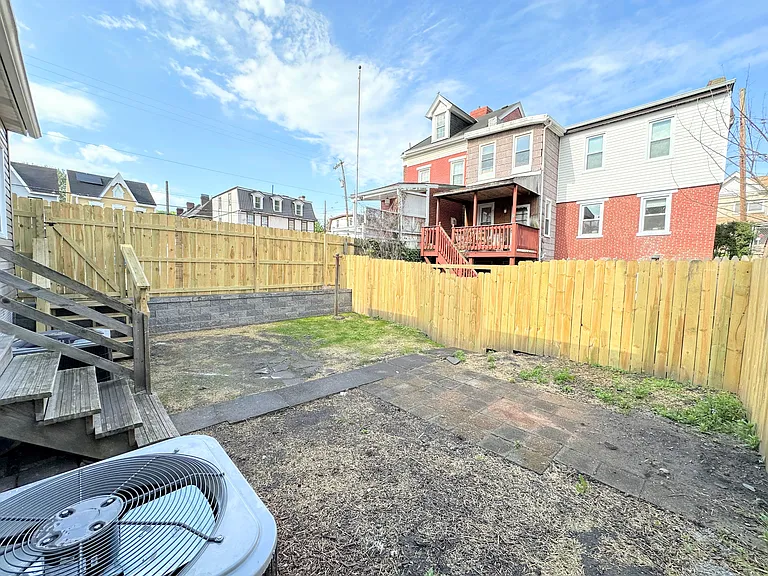 209 Mary St — Photo 30