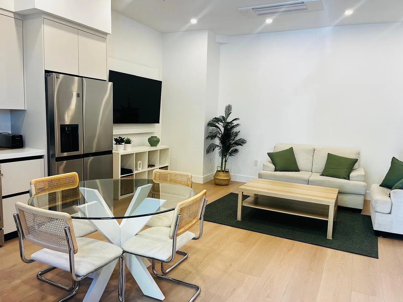 2 bed, 720 sqft, $3,800 — Photo 4